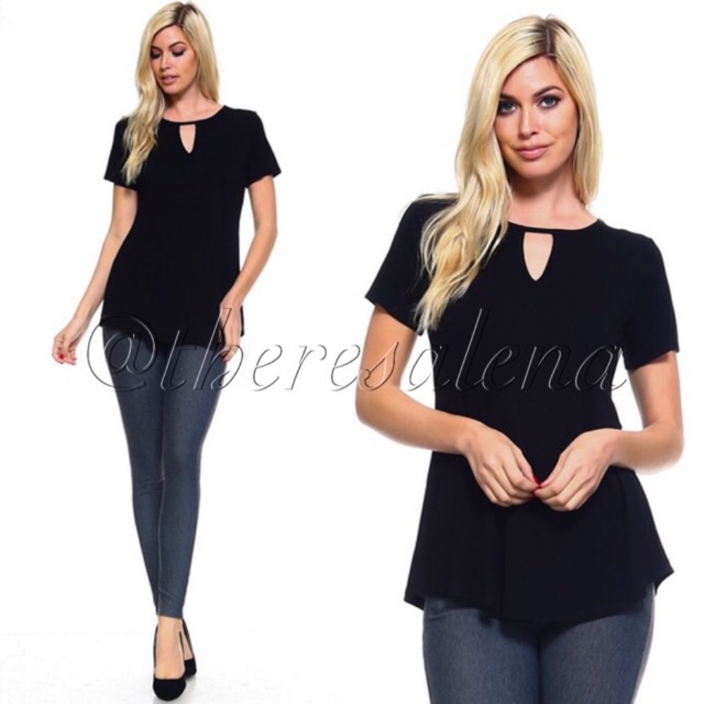 LAST ONE! ❤️ Sale! Keyhole short sleeve top